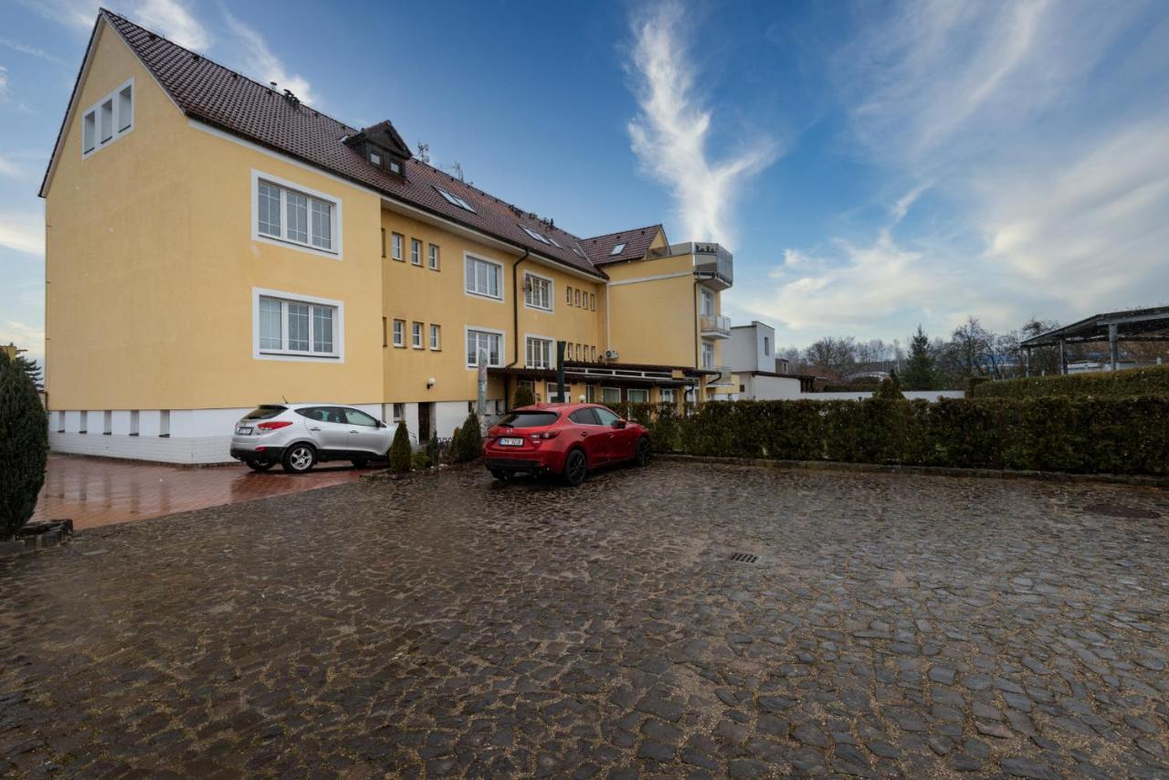 Pension U Mydlaru Mnichovo Hradiste Exterior photo